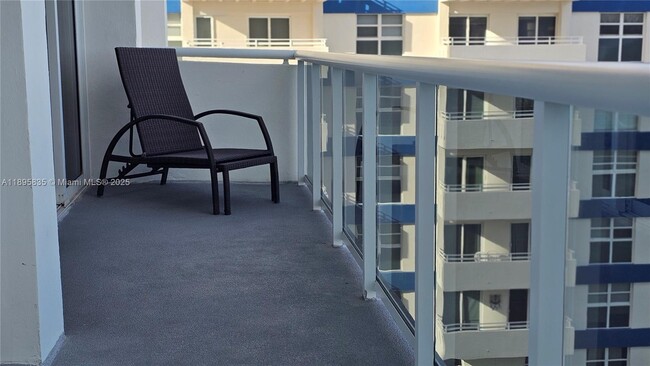 Building Photo - 3140 S Ocean Dr