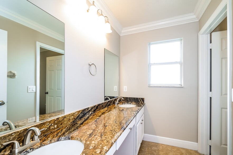 Building Photo - 4350 Fox Glen Loop