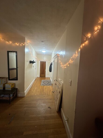 Building Photo - 447 Park Dr