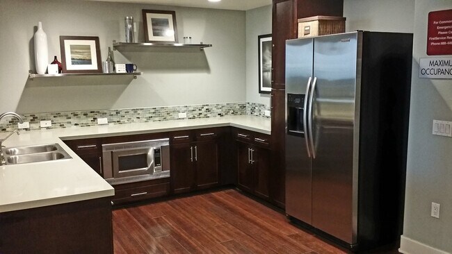 Building Photo - 931 E Walnut St