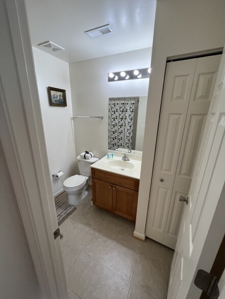 Full bathroom - (1) Bedroom 1 - 1431 Shippen Ln SE