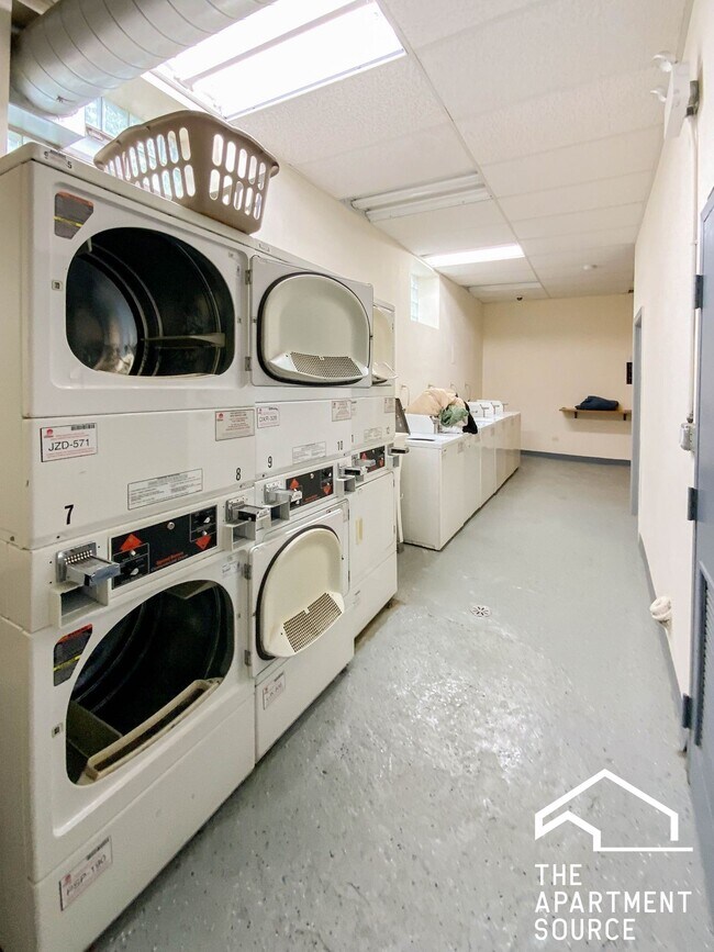 Building Photo - 3918 N Pine Grove Ave