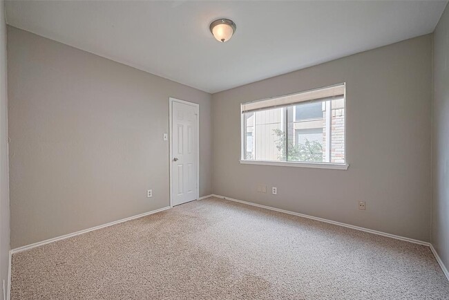 Building Photo - 2339 Loyanne Dr