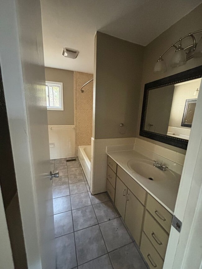 Building Photo - Excellent location! Close to Berryhill Park, Harding University & Unity Hospital.