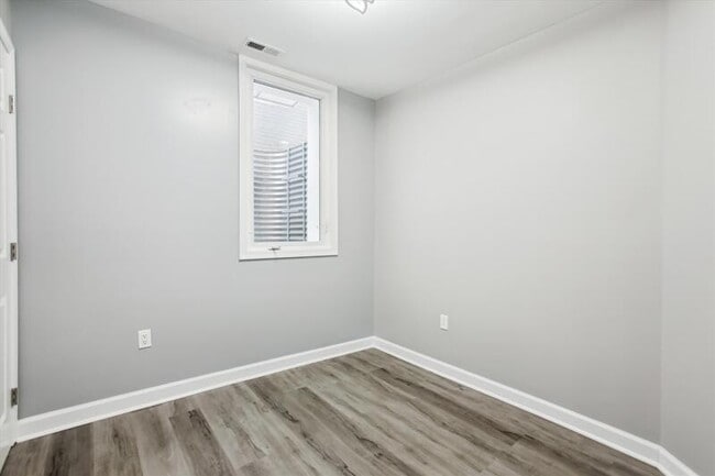 Building Photo - 526 Roxboro Pl NW