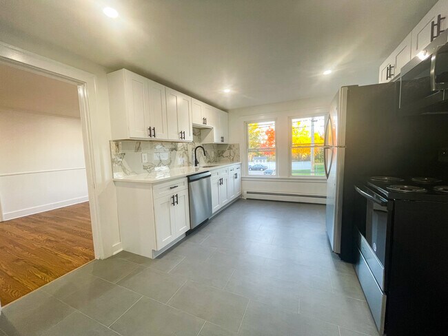 Building Photo - Get $250 off First Month Rent