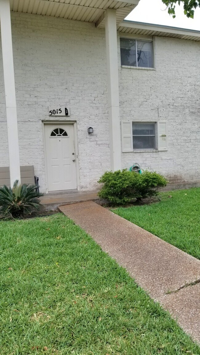 Building Photo - 5015 Meandering Ln
