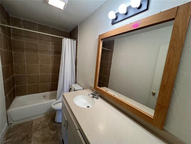 Building Photo - 213 Herbert St