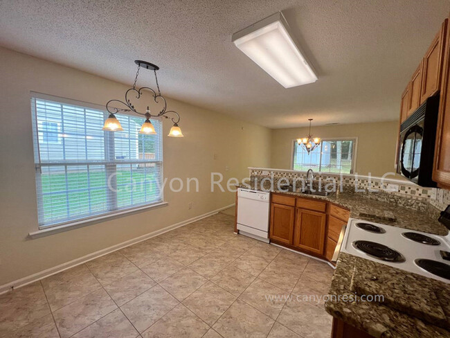 Building Photo - Beautiful 3b Room! Move in ready!