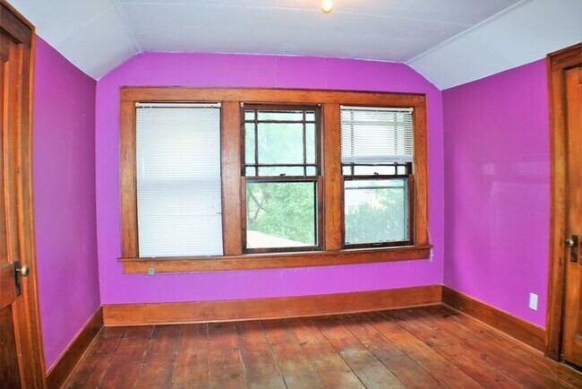 Building Photo - $1,300 | 1 Bedroom + Bonus Room, 1 Bathroom 2nd Floor Apartment | Pet Friendly* | Available for A...