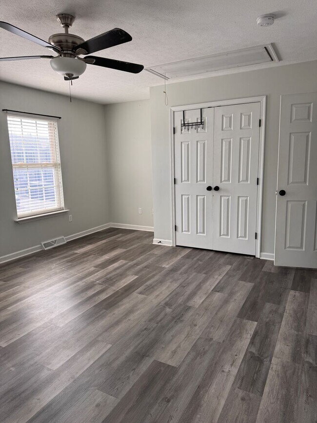 Building Photo - 2 Bedroom || 1.5 Bathroom Townhome