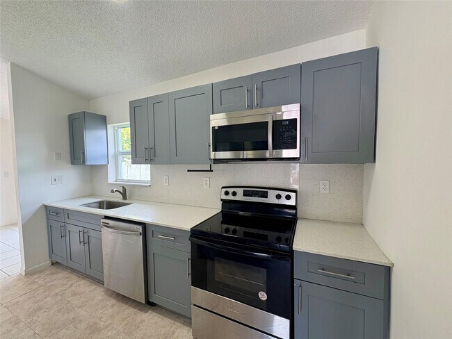 Building Photo - 20421 NW 32 Ct