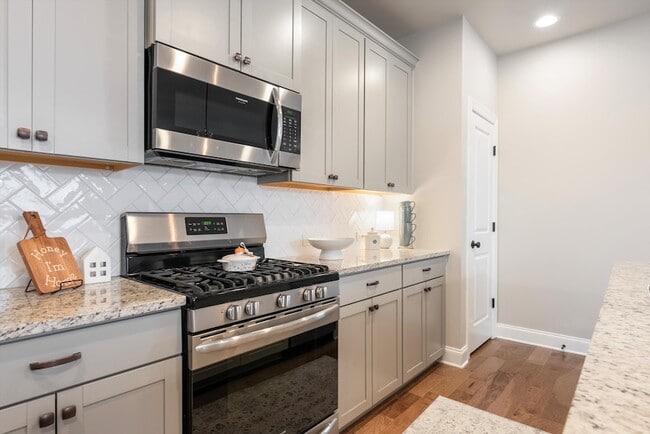 Building Photo - 250 Tanglewood Ln