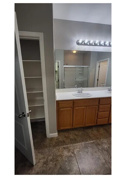 Building Photo - 1750 Bella Lago Dr