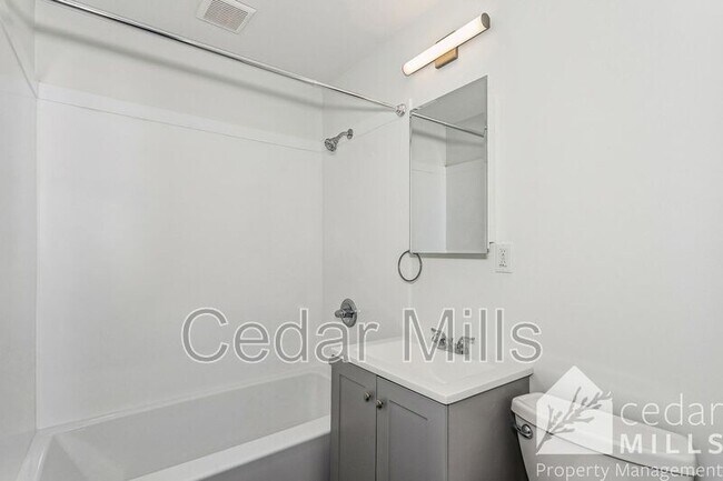 Building Photo - 1422 Cloverdale Dr
