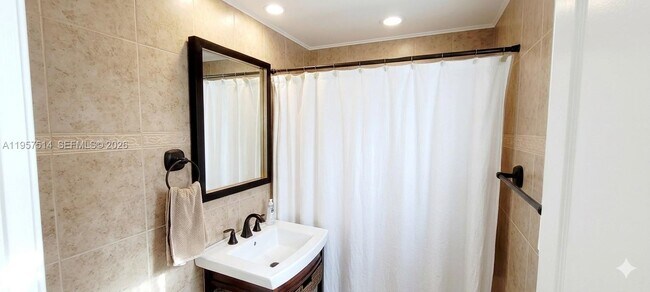 Building Photo - 875 NE 130th St