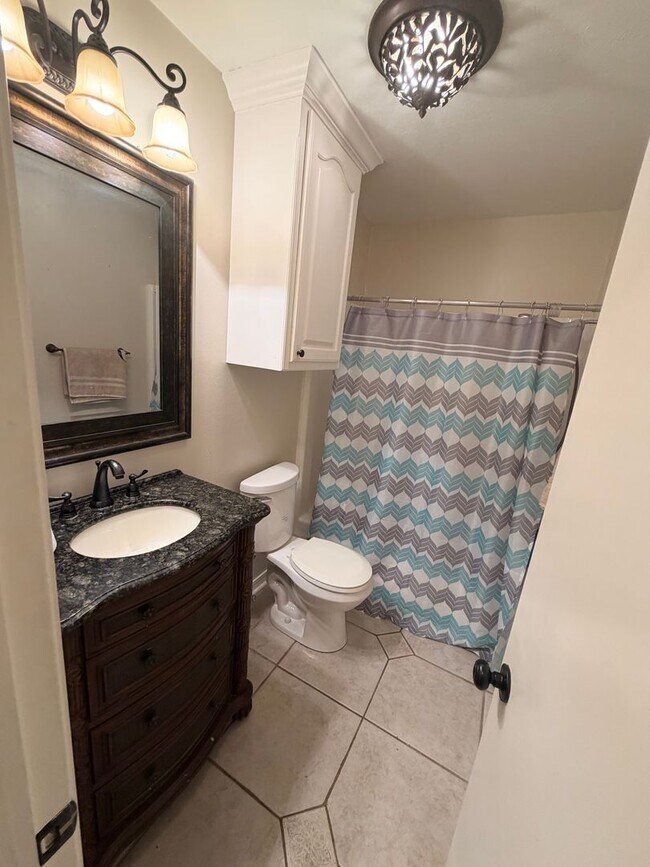 Building Photo - Beautiful 3 Bedroom Townhouse