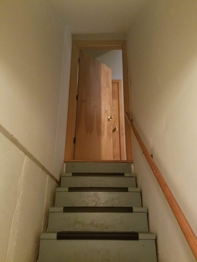 Building Photo - Large Townhome w/ garage in sought after Gate District!