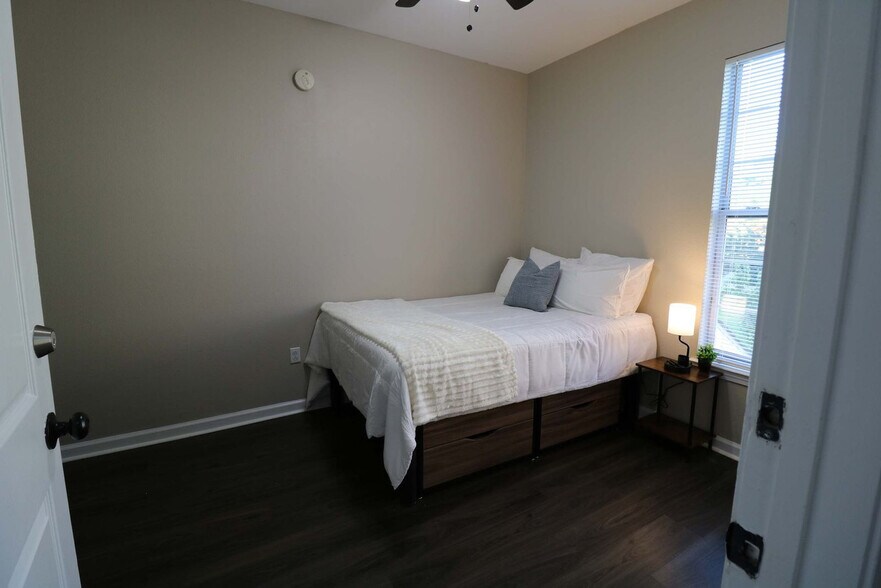 Building Photo - 490 Prospect Rd