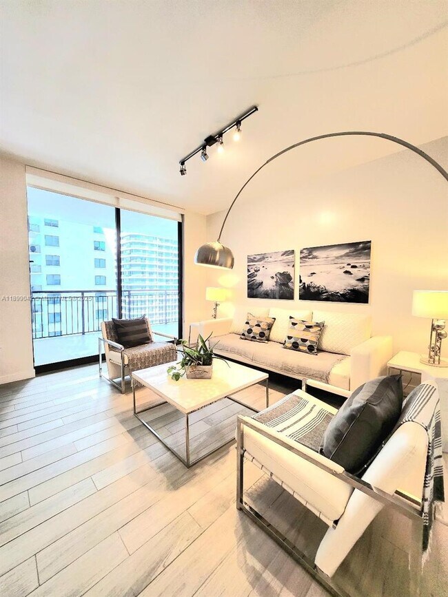 Building Photo - 999 SW 1st Ave