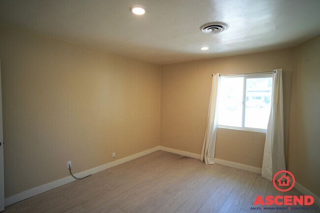 Building Photo - 423 Flower St