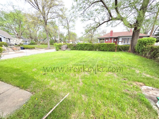 Building Photo - 2100 E 58th St