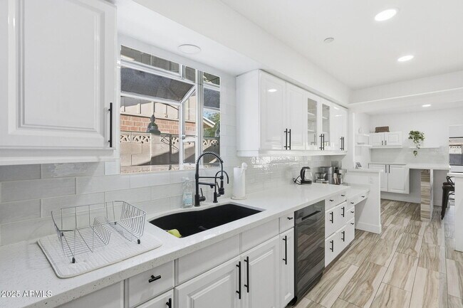 Building Photo - 8614 E Jackrabbit Rd