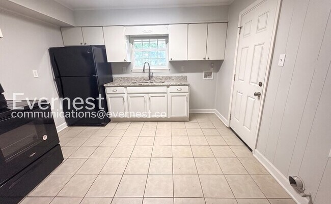 Building Photo - Cozy Home with Fenced Yard and Parking. / 3 Bed & 1 Bath / Availability Now!