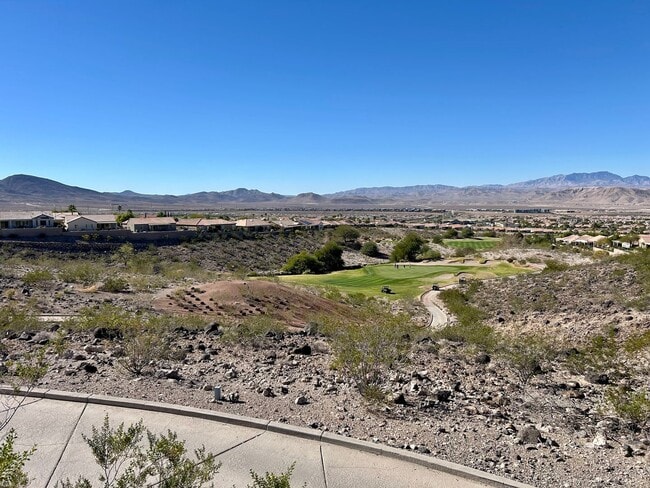 Building Photo - Single story 55+ community on golf course