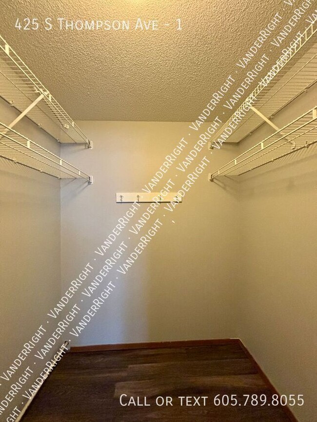 Building Photo - Charming 1 Bedroom With Walk-In Closet!