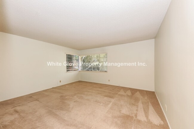 Building Photo - 4 Bedroom Pool Home in Raymond Hills Neigh...