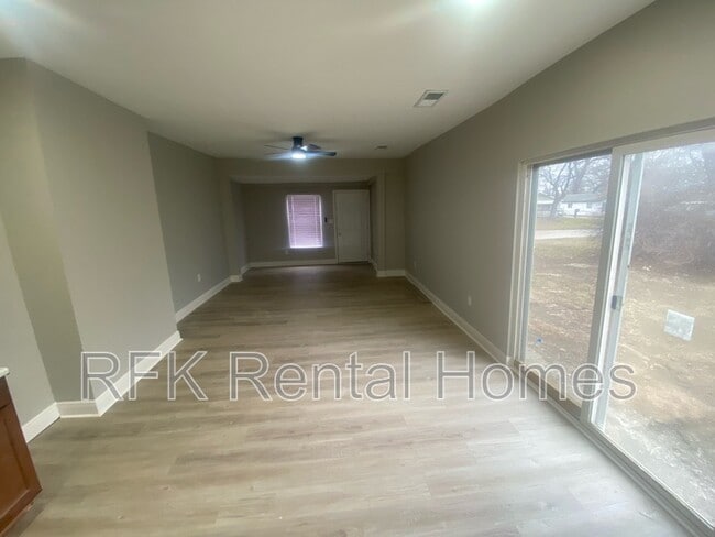 Building Photo - 2224 Langley Ave