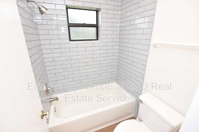 Building Photo - 2220 Maple Hill Ct