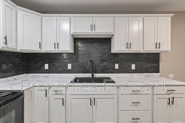 Building Photo - 908 E 12th Ave