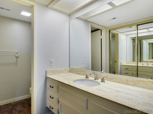 Building Photo - 6868 Hyde Park Dr