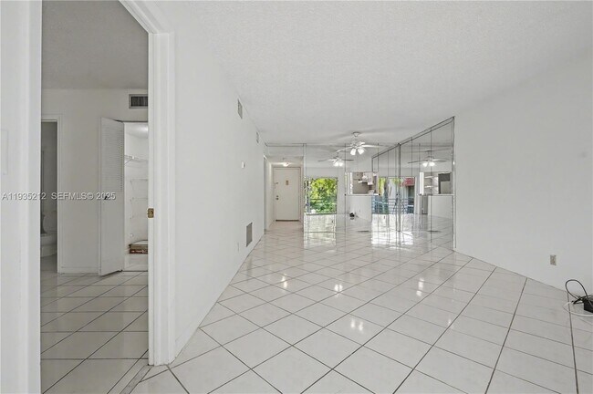 Building Photo - 3501 Inverrary Dr