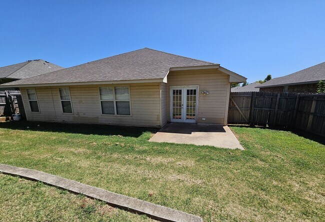 Building Photo - (3) Bed/(2) Bath in NE Norman Avail NOW!