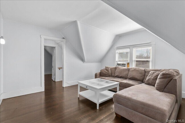 Building Photo - 7 Oak Ave