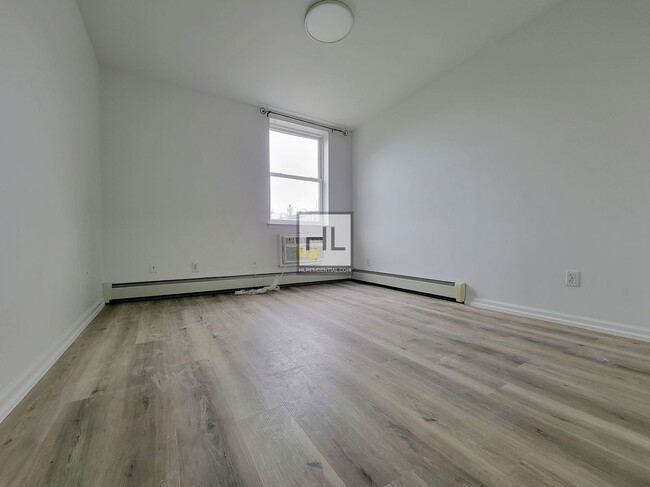 Building Photo - Extra Large 3BR/1.5 Bath Duplex in Bushwic...