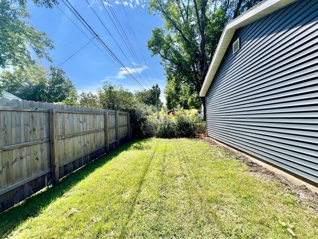 Building Photo - Beautiful 4-Bed, 2-Bath Single-Family Home!