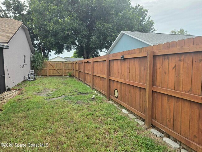 Building Photo - 870 Spirea Dr