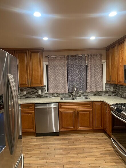 Building Photo - 766 N Alexandria Ave