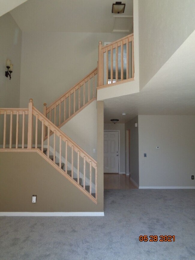 Building Photo - 2 BR/2 1/2 BA Townhouse in Gated Littleton...
