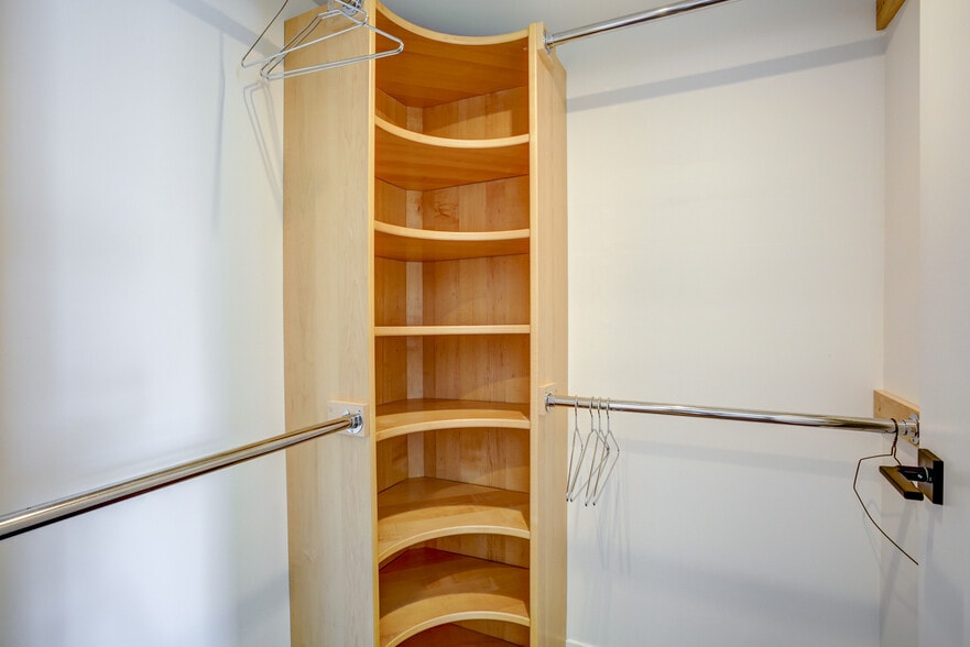 Walk in Closet - 425 W Beech St