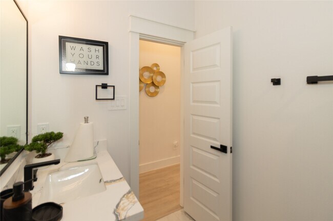 Building Photo - 4902 Higgins St