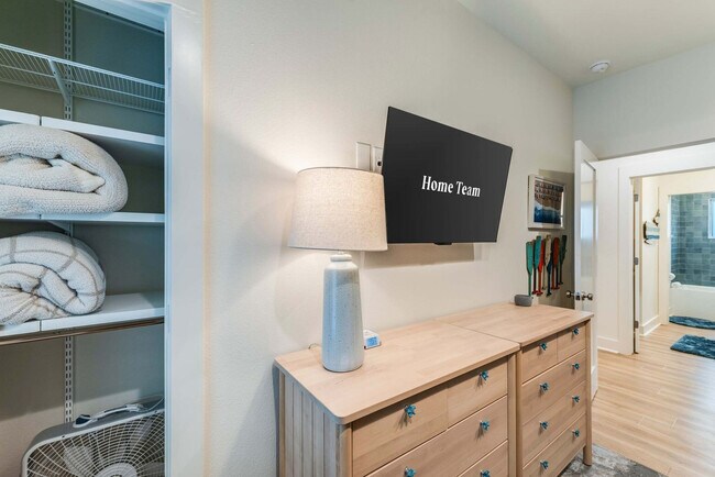 Building Photo - 119 6th St