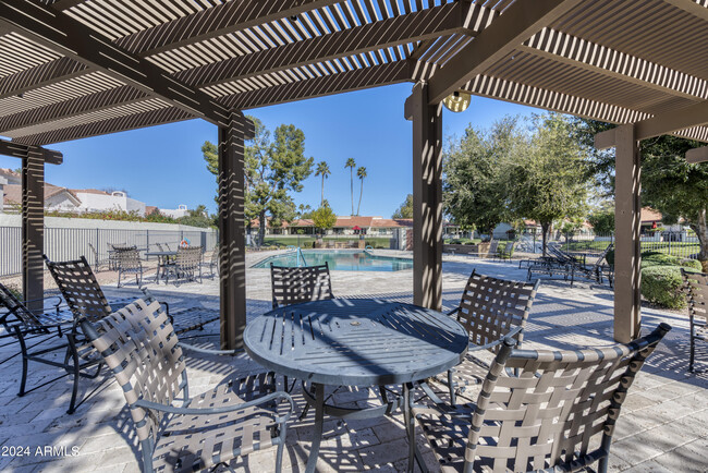 Building Photo - 7812 E Oakshore Dr