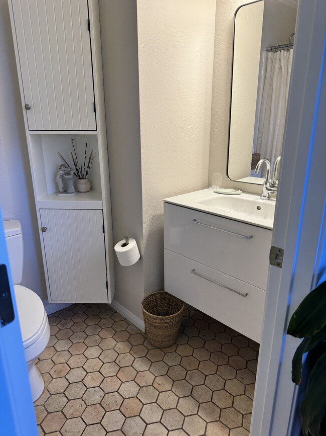 guest room bathroom - 912 Monterey Blvd