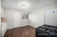 Building Photo - 2 Bed Apartment w/ Private Backyard!