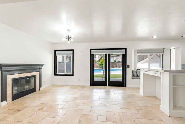 Building Photo - 13960 Carmel Ridge Rd